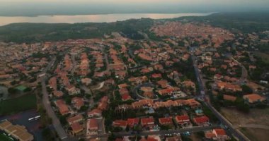 Akdeniz kıyısındaki Fransa 'nın güneyindeki küçük bir turizm kasabasının çatılarında İHA uçurmak.