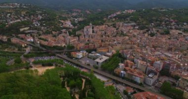 Girona şehrinin güzel bir yaz gününde havadan görünüşü, Katalonya, İspanya.