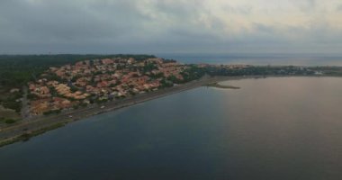 Hava manzaralı Akdeniz kıyısı Leucate liman tatili Fransa. Uçurtma uçurmak ve rüzgar sörfü gibi su sporları için ünlü bir yer..