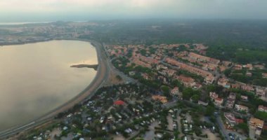 Liman manzaralı. Arka planda Akdeniz manzaralı. Gün batımı Fransa 'sı..