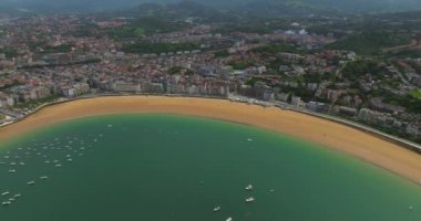 San Sebastian 'ın havadan görünüşü, Donostia City. Şehir merkezi ve ünlü plaj manzarası.