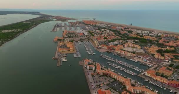 Αεροφωτογραφία Του Λιμανιού Του Λευκάτου Μεσογειακή Θάλασσα Στο Βάθος Ηλιοβασίλεμα — Αρχείο Βίντεο