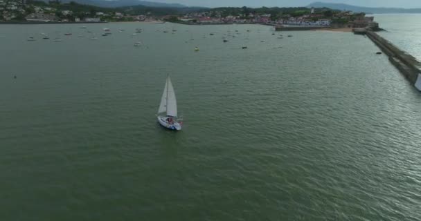 ジャン ルーズの有名なリゾート漁港 バスク海岸の自然の砂浜フランス 運河の隣にあるビーチのドローンビュー — ストック動画
