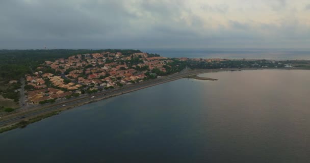 空中观景地中海沿岸跳过港湾度假法国 著名的水上运动场所 如风筝冲浪和风帆冲浪 — 图库视频影像