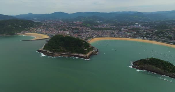 Vista Aérea Playa Zurriola Nountain Urgull San Sebastián País Vasco — Vídeos de Stock