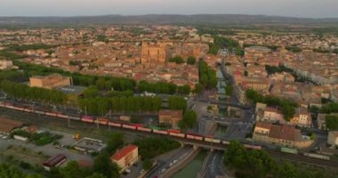 Narbonne, Fransa 'nın güneyi. Bir yük treninin hareket ettiği demiryolunun insansız hava aracı görüntüsü.