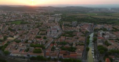 Günbatımında antik kente bakan Narbonne şehrinin muhteşem hava manzarası. Fransa.