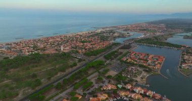 Liman üzerinde hava manzarası Leucate Akdeniz kıyısı kumlu gün batımı marina limanı.