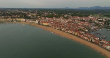 Saint-Jean-de-Luz Bask kıyılarındaki ünlü balıkçı limanı Fransa 'nın kumlu sahili. Kanalın yanındaki Ciboure sahilinin insansız hava aracı görüntüsü..