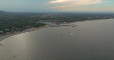 Sıcak bir yaz günü, Akdeniz 'de Collioure yakınlarında Argeles-sur-Mer kentinde bir sahil manzarası..