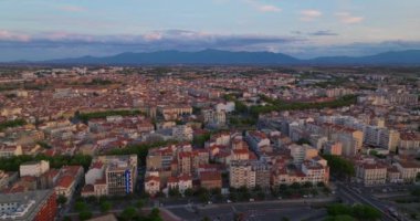 Fransız şehri Perpignan 'ın sahili deniz kıyısında kurulmuştur. Yazın bir turizm şehrinin merkez bölgesinin havadan görünüşü. Güney Fransa 'nın insansız hava aracı görüntüsü. Şehir merkezi..