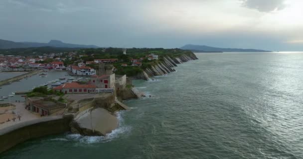 在风景如画的Saint Jean Luz村附近的大西洋上的法国海岸上美丽的比斯卡尔戈里悬崖的空中景观 — 图库视频影像