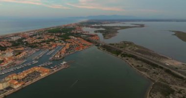 Yat kulübünün hava görüntüsü. Yanaşmış yelkenlilerin yukarıdan aşağı görüntüsü. Fransız yat kulübü. Deniz kenarındaki lüks Fransız şehri..