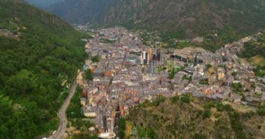 Andorra 'nın başkenti Andorra la Vella' nın Fransa ve İspanya arasındaki Pireneler dağlarındaki hava manzarası. Avrupa 'nın en gelişmiş ülkelerinden biri. Tatil ve iş için harika bir ülke.