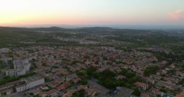 Narbonne şehrinin antik şehre bakan muhteşem hava manzarası. Fransa.