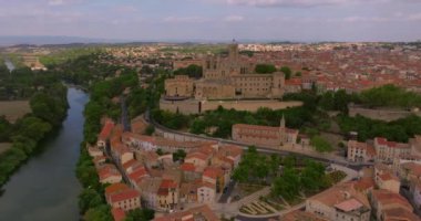 Beziers 'in eski şehri Herault, Fransa' nın havadan görünüşü.