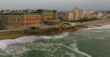 Biarritz ana plajın ve Biarritz şehrinin güneşli öğleden sonra Fransa 'nın geniş hava manzarası. Miramar sahilindeki Sofitel Biarritz Le Miramar Thalassa Denizi ve Spa Oteli 'nin dış görünüşü.