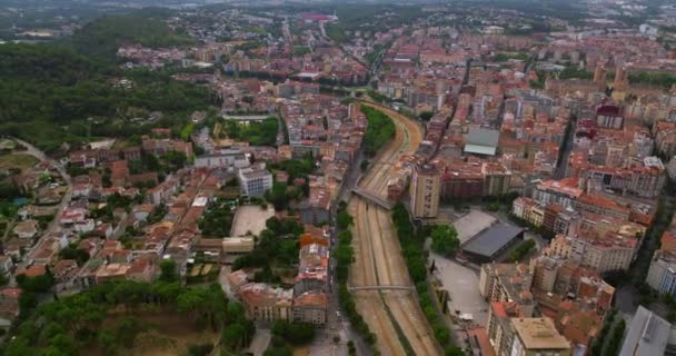 美しい夏の日 カタルーニャ スペインのジローナ市の空中ビュー — ストック動画
