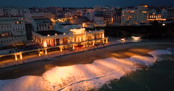 比亚里茨大空中景观的主要海滩和比亚里茨市的夜晚法国 索菲特尔比亚里茨 勒米拉马尔海酒店的立面景观 海岸上的一切都灯火通明 — 图库视频影像