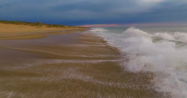 Drone Vola Sopra Gli Oceani Rompendo Onda Tramonto — Video Stock