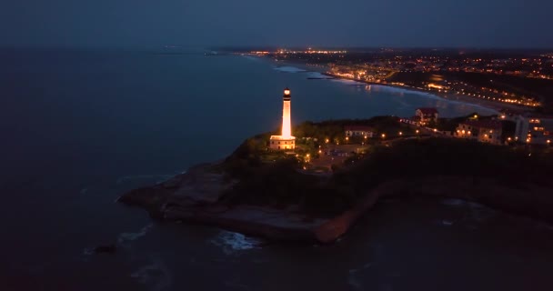 Biarritz Γαλλία Αεροφωτογραφία Βραχώδη Γκρεμό Και Φάρο Του Biarritz Νύχτα — Αρχείο Βίντεο