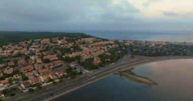 Hava manzaralı Akdeniz kıyısı Leucate liman tatili Fransa. Uçurtma uçurmak ve rüzgar sörfü gibi su sporları için ünlü bir yer..