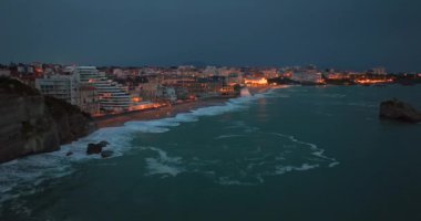 Biarritz ana plajı ve Biarritz şehrini gece Fransa 'da geniş bir hava manzarası. Biarritz Le Miramar Thalassa Denizi 'nin dış görünüşü. Sahil boyunca her şey aydınlık ve aydınlık..