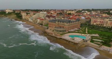 Biarritz ana plajın ve Biarritz şehrinin güneşli öğleden sonra Fransa 'nın geniş hava manzarası. Miramar sahilindeki Sofitel Biarritz Le Miramar Thalassa Denizi ve Spa Oteli 'nin dış görünüşü.