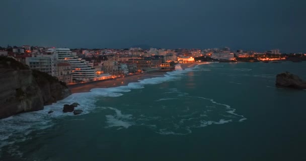 比亚里茨大空中景观的主要海滩和比亚里茨市的夜晚法国 Biarritz Miramar Thalassa海酒店立面景观 海岸上的一切都灯火通明 — 图库视频影像