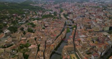 Girona şehrinin güzel bir yaz gününde havadan görünüşü, Katalonya, İspanya.