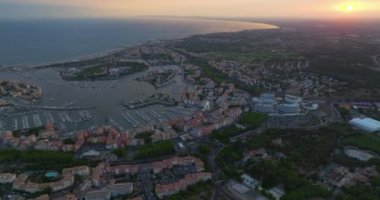 Kuşlar Fransa 'nın güney sahilini, Akdeniz kıyısındaki Agde kıyılarını ve gün batımında Loisir Adası' nı ve komşu marinaları görmektedir. Turist tatil yeri.