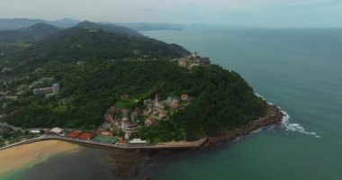 San Sebastian 'ın güzel şehri Donostia' nın panoramik manzarası. Ondarreta Sahili manzarası. Igeldo Dağı, çok güzel bir şehirleşme. Igeldoko Dorrea kulesi sol köşede. İHA sağ tarafta..