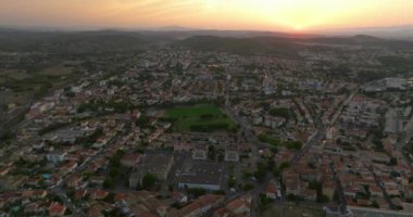 Baharda güneşli bir öğleden sonra Fransa 'nın Narbonne kentinin havadan görünüşü. Yüksek kalite 4k görüntü
