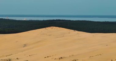 Fransa 'daki Arcachon havzasının hava panoramik manzarası Avrupa' da gün batımında Pilat 'ın en yüksek tepesinde yürüyen insanlar..