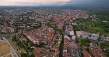 Girona şehrinin güzel bir yaz gününde havadan görünüşü, Katalonya, İspanya.