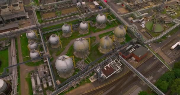 産業地区の空中展望について ドイツの近代的な大型工場 ガス石油化学工業の精製工場を設立 産業エリアの建物の景色 — ストック動画