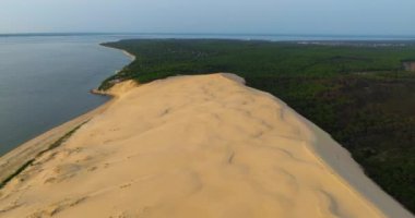Doğanın inanılmaz güzelliğinin havadan görünüşü, Pilat Kumulu, Avrupa 'nın en uzun kum tepesi, Arcachon Körfezi, Aquitaine, Fransa.