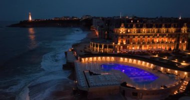 Geceleri Biarritz şehrinin inanılmaz güzel hava manzarası. Gece ışıklarıyla aydınlatılan okyanus dalgaları gece turistlerinin sahillerini yıkıyor. Fransa