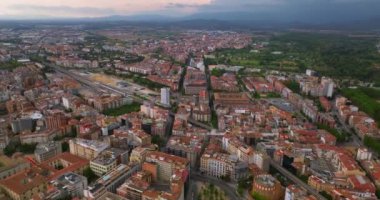 Girona şehrinin güzel bir yaz gününde havadan görünüşü, Katalonya, İspanya.