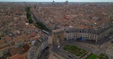 Fransa 'nın şarap başkenti Bordeaux' nun hava görüntüsü çekimleri. Nehrin kıyısında güzel bir şehir. Şehir merkezinin insansız hava aracı görüntüsü. İHA 'yla çekilen evlerin çatıları.