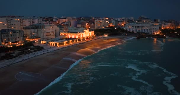 比亚里茨大空中景观的主要海滩和比亚里茨市的夜晚法国 索菲特尔比亚里茨 勒米拉马尔海酒店的立面景观 海岸上的一切都灯火通明 — 图库视频影像