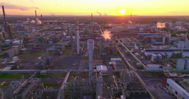 建立化工厂的航拍 化工厂排出烟雾和蒸汽 工业空气污染 石油和天然气炼油厂 空气质量和环境影响主题 — 图库视频影像