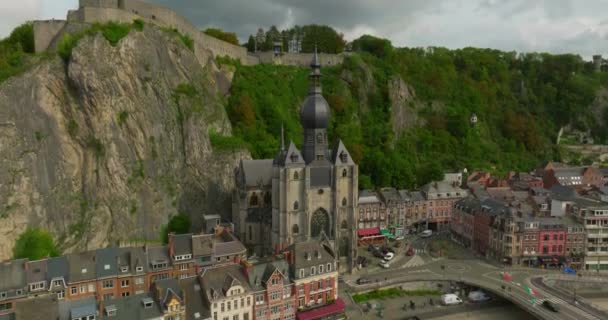 Luftaufnahme Der Kathedrale Notre Dame Dinant Belgien Einem Historischen Wahrzeichen — Stockvideo