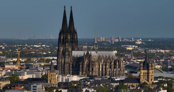在莱茵河畔的现代欧洲城市科隆拍摄城市景观 航空无人机录像著名科隆大教堂 — 图库视频影像