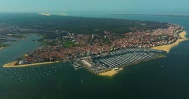 Hava manzaralı Arcachon iskelesi ve bitişik sahil. Yaz turizm merkezi, Fransa.