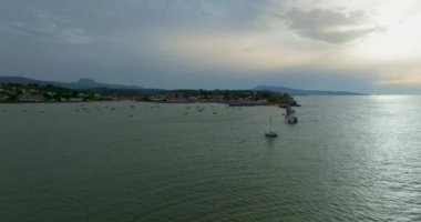 Saint-Jean-de-Luz Bask kıyılarındaki ünlü balıkçı limanı Fransa 'nın kumlu sahili. Kanalın yanındaki Ciboure sahilinin insansız hava aracı görüntüsü..