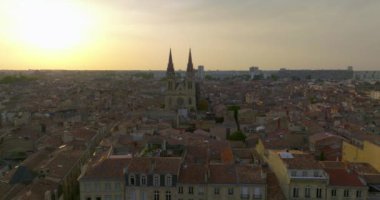 Bordeaux Fransa şehir merkezindeki katedral. Gün batımında..