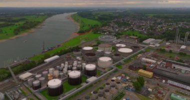 Endüstriyel bölgenin havadan görünüşü. Almanya 'daki modern büyük sanayi fabrikası. Rafineri fabrikasıyla petrol ve gaz petrokimya endüstrisinin çekimleri yapılıyor. Sanayi bölgesi binaları manzarası.
