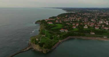 Saint-Jean-de-Luz Bask kıyılarındaki ünlü balıkçı limanı Fransa 'nın kumlu sahili. Kanalın yanındaki Ciboure sahilinin insansız hava aracı görüntüsü..