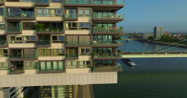 海滨浴场上有玻璃立面的建筑的空中景观 周围环境和阳光的反射 — 图库视频影像